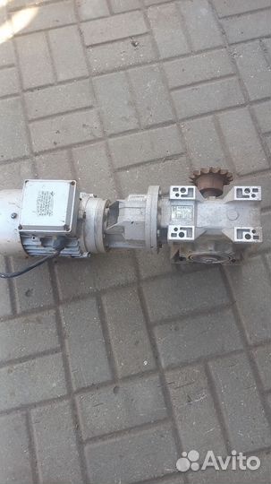 Электродвигатель с редукторами