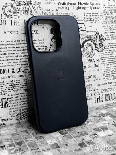 Оригинальный кожаный чехол на iPhone 12 / 13 / 14