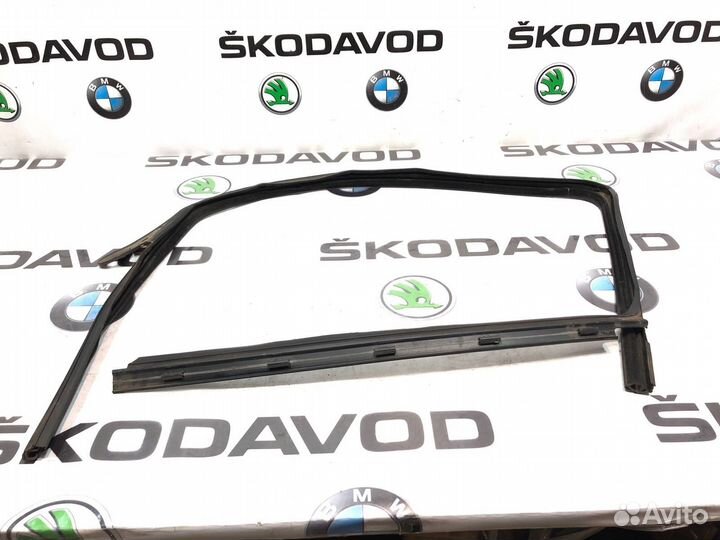 Уплотнитель стекла передний левый Skoda Octavia A5