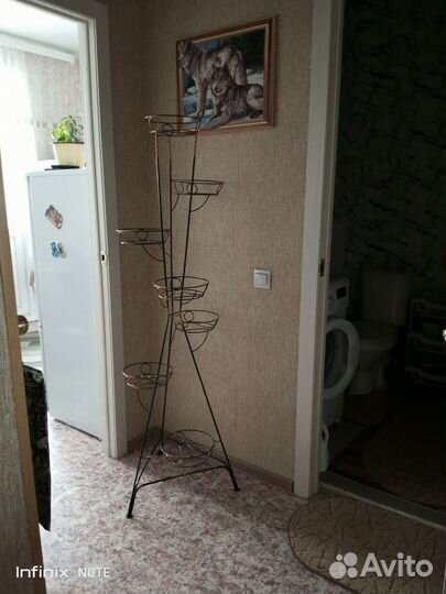 Металлическая подставка для цветов