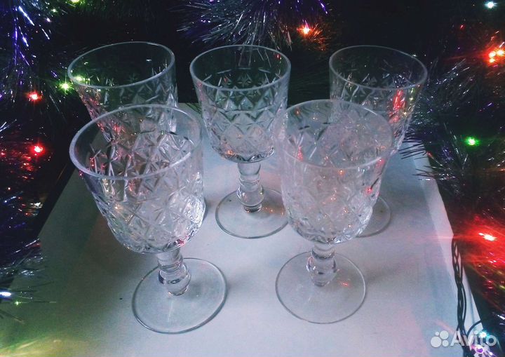 Хрустальные рюмки и салатницы