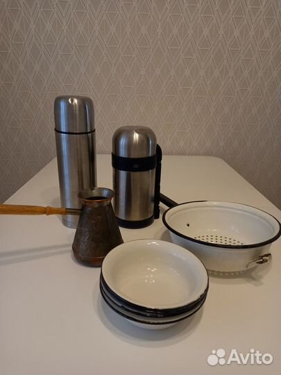 Термосы, кофеварка, миски, дуршлаг