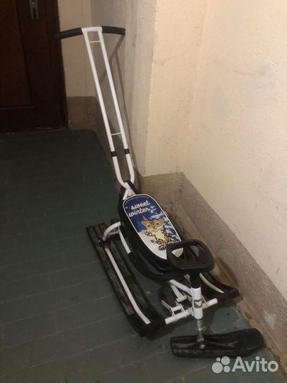 Снегокат с ручкой и колесами