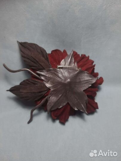 Брошь цветок из кожи