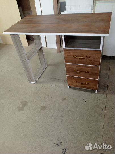 Стол письменный