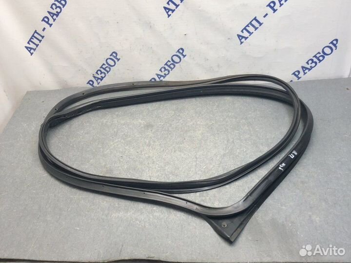 Уплотнитель двери передний правый Nissan Cube 1