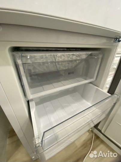 Холодильник Hotpoint Ariston HMD 520 W новый