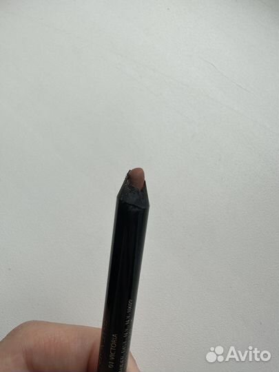 Карандаш для губ Estee Lauder Victoria Beckham 01