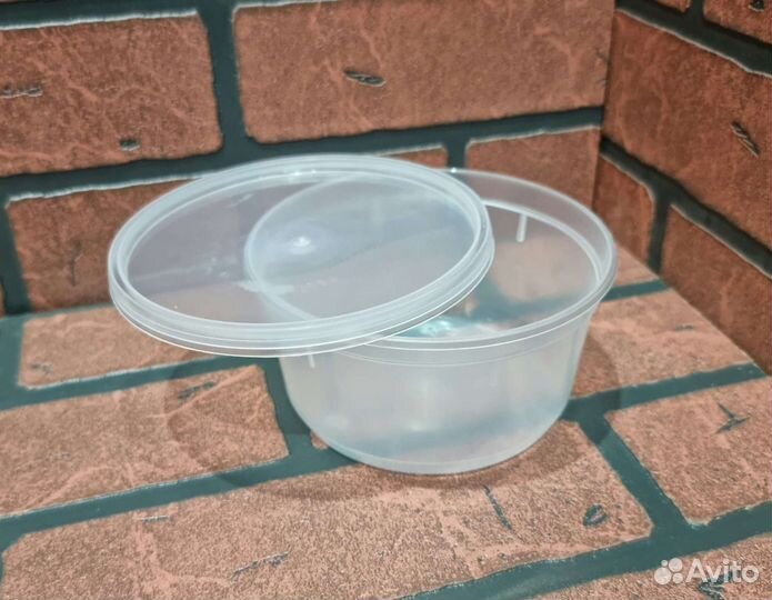 Пластиковая банка с крышкой. Пищевая