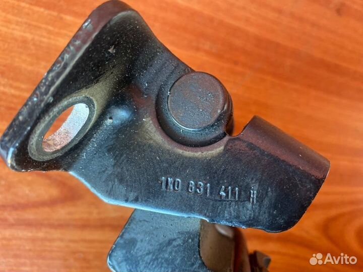 Петля двери передняя Vw Golf 5 BKC 2004