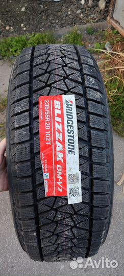 Bridgestone Blizzak DM-V2 235/55 R20 102