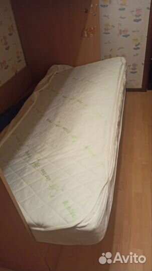 Продам двухъярусную кровать с матрасами