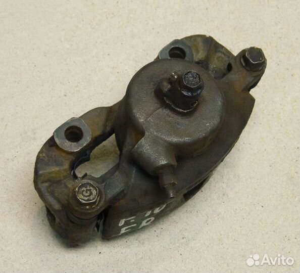 Суппорт передний правый Nissan Primera P10