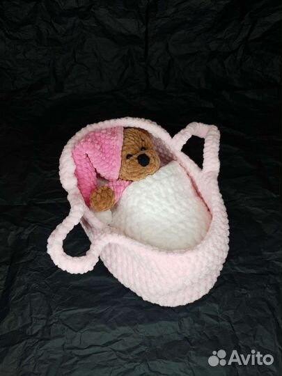 Мишка в люльке. Вязаная игрушка