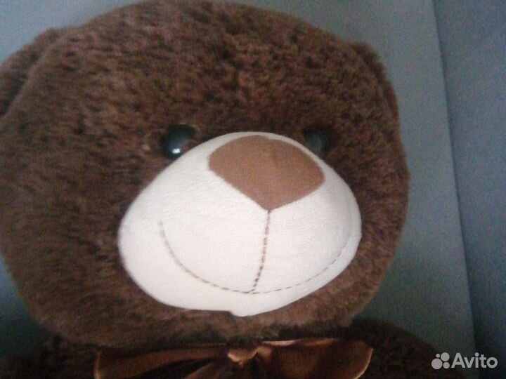 Большой плюшевый медведь