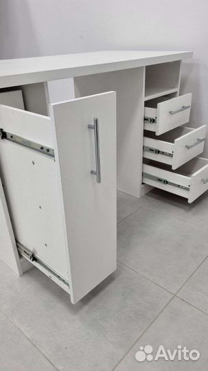 Маникюрный стол