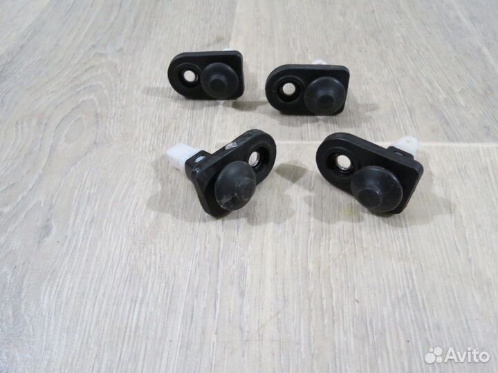 Концевик двери Kia Rio 3