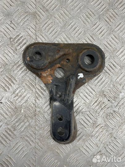 Кронштейн подрамника правый Мазда Атенза GG