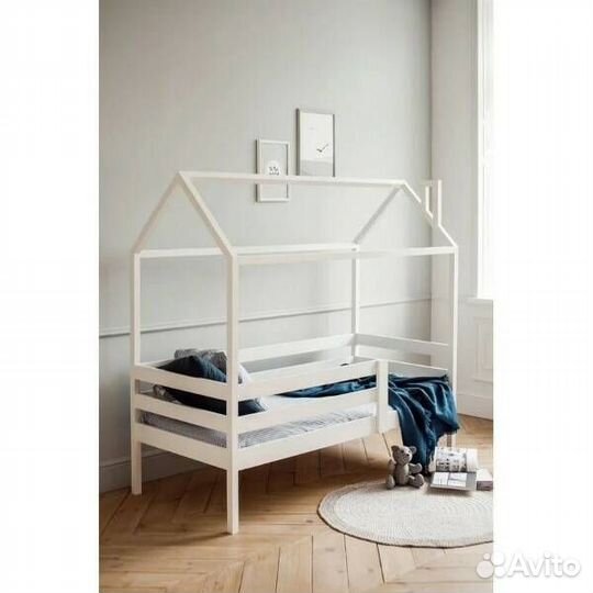 Кроватка из массива детская домик с бортиком