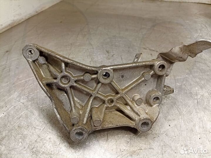 Кронштейн впускного коллектора A6510940039 Mercede