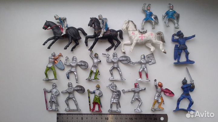 Солдатики разные - рыцари и индейцы