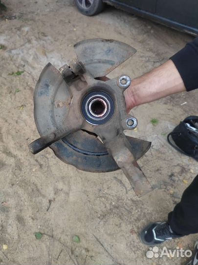 Поворотный правый кулак Renault logan 1