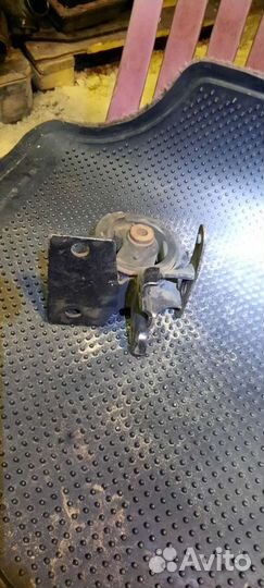 Подушка двигателя левая Toyota Caldina ST215