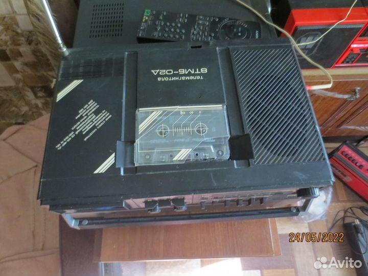 Кассетный магнитофон с радио и телевизором