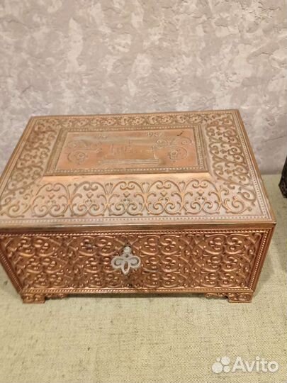 Шкатулка металлическая