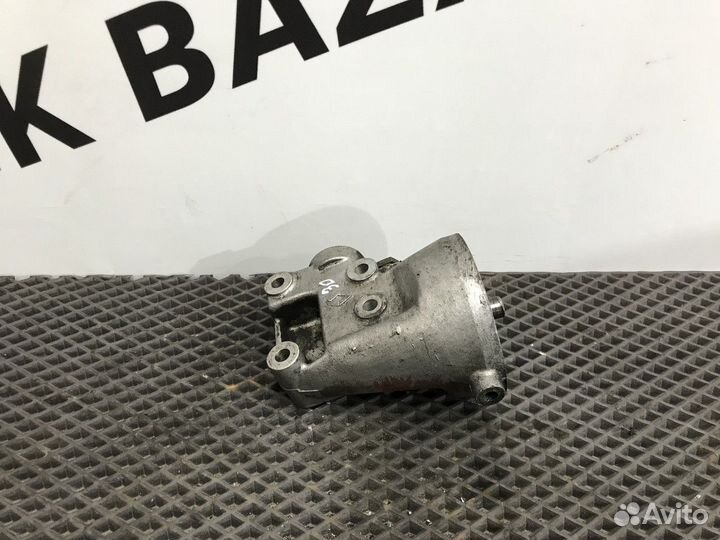 Кронштейн центрифуги Renault Magnum