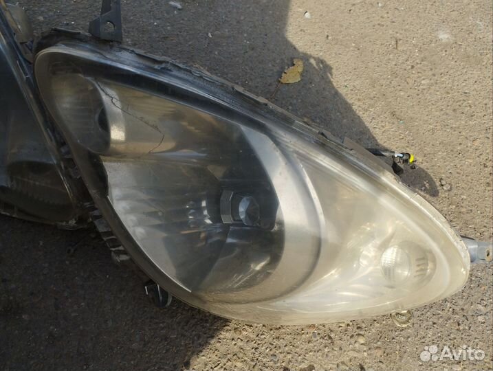 Фара правая ксенон с блоком на Тойота Функарго