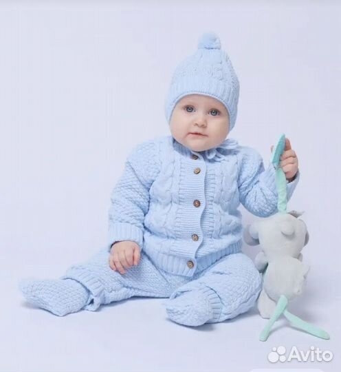 Вязаный костюм для новорожденного