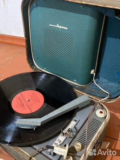 Виниловый проигрыватель + 50 пластинок