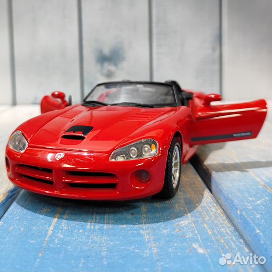 Модель автомобиля 1:24 Dodge Viper SRT 10 Bburago