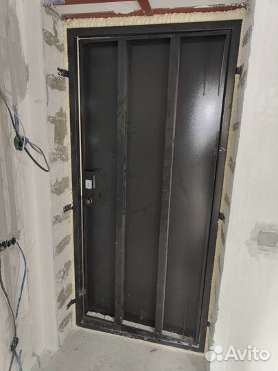 Входная металлическая дверь от застройщика