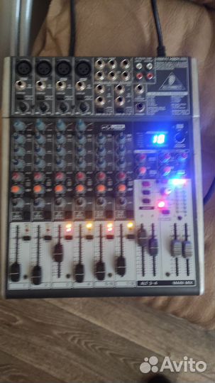 Микшерный пульт behringer