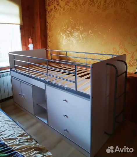 Детская кровать чердак со столом