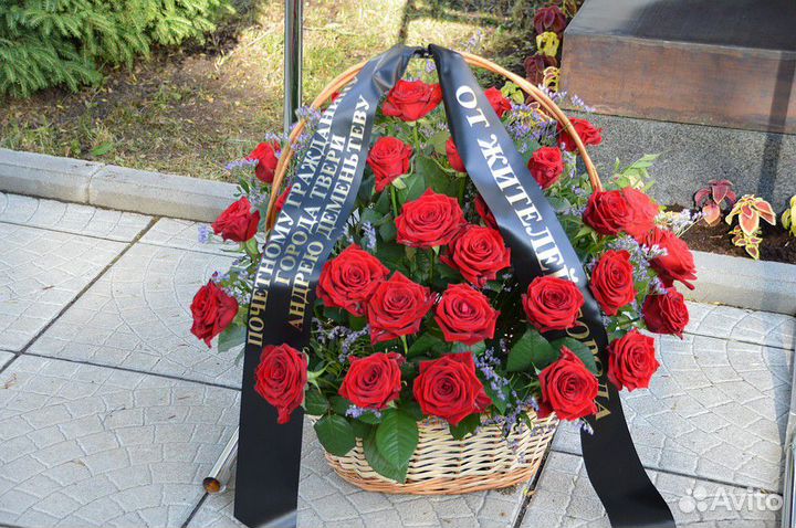 Траурные венки, корзины