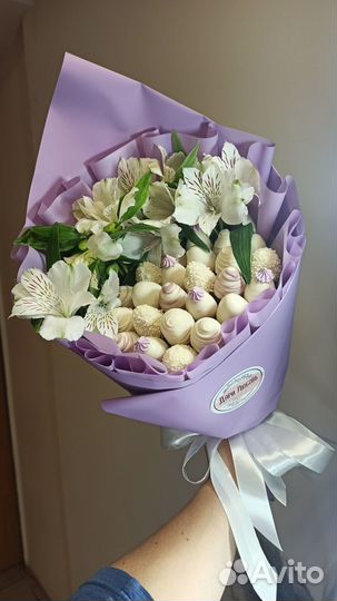 Букеты из клубники в шоколаде с цветами