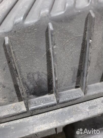 Корпус воздушного фильтра Volkswagen Passat B4 1.9