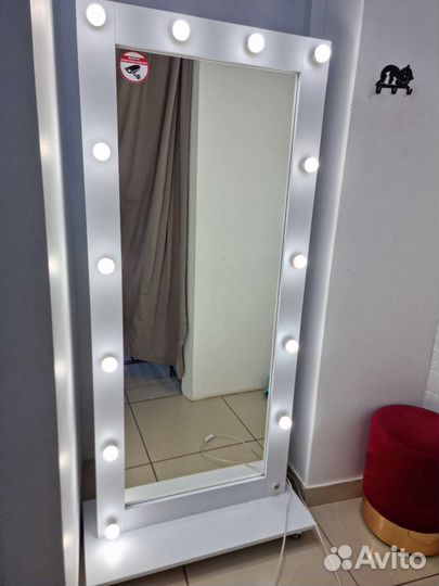 Гримерное зеркало с лампочкамиво весь рост бу