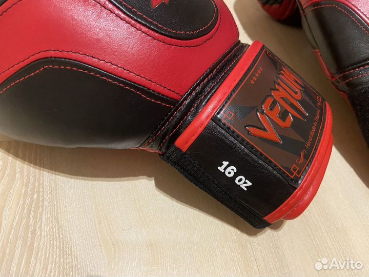 Боксерский шлем Twins и перчатки Venum