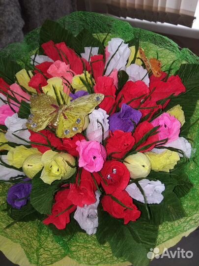 Букеты из конфет,цветы из бумаги