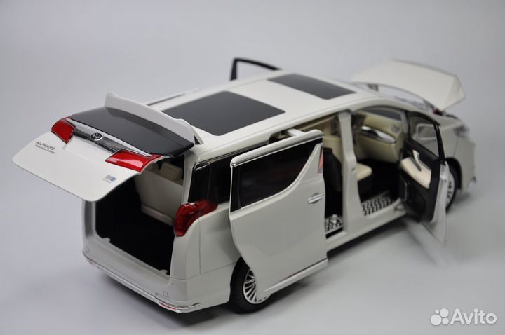 Модель автомобиля Toyota Alphard 1:18 металл