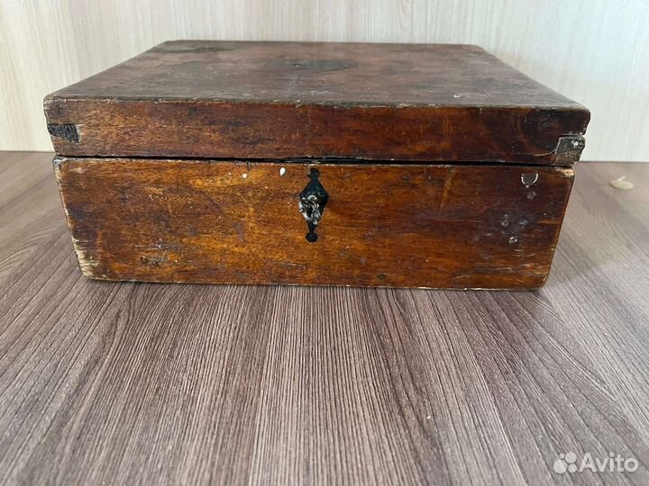 Шкатулка большая с ключом.Антикварная