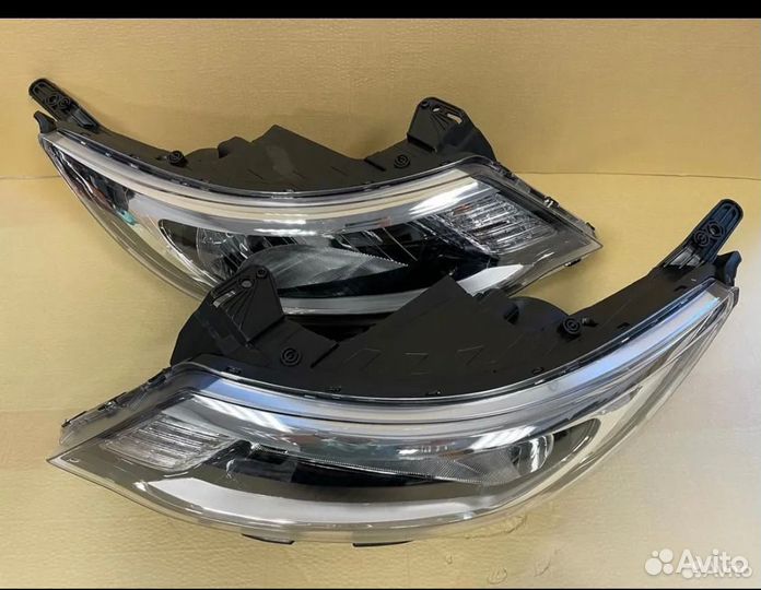 Правая передняя фара на Kia Rio 3 2014