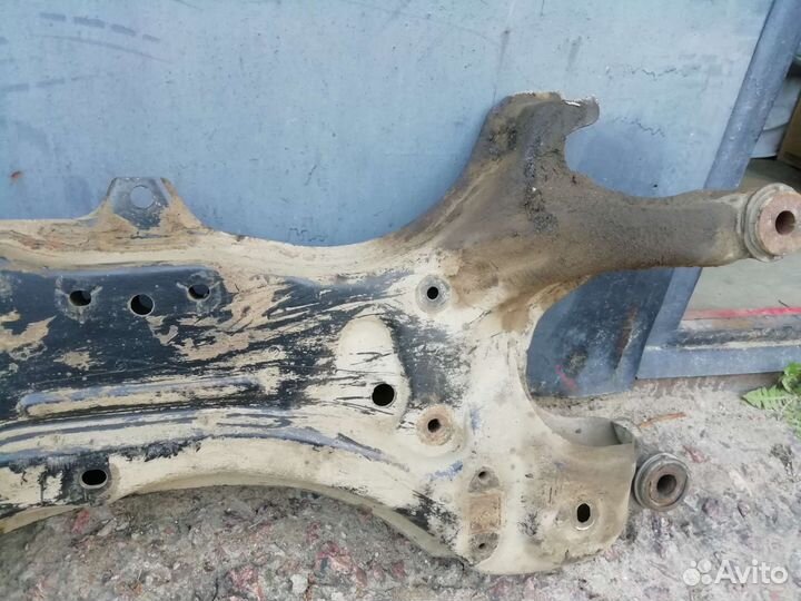 Подрамник на тойоту авенсис