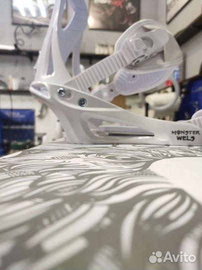 Сноуборд с креплениями и ботинками