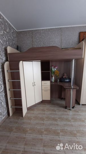 Детская кровать чердак со столом и шкафом