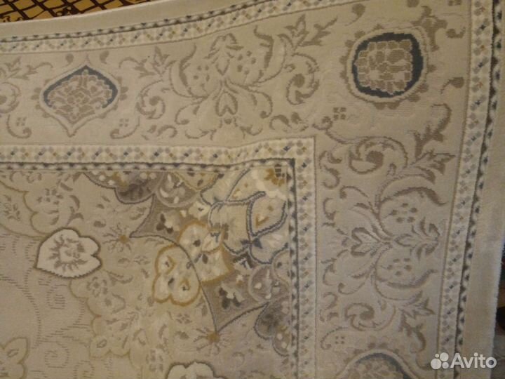 Новый белый ковер с шелковой нитью